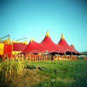 Der Zirkus ist in der Stadt